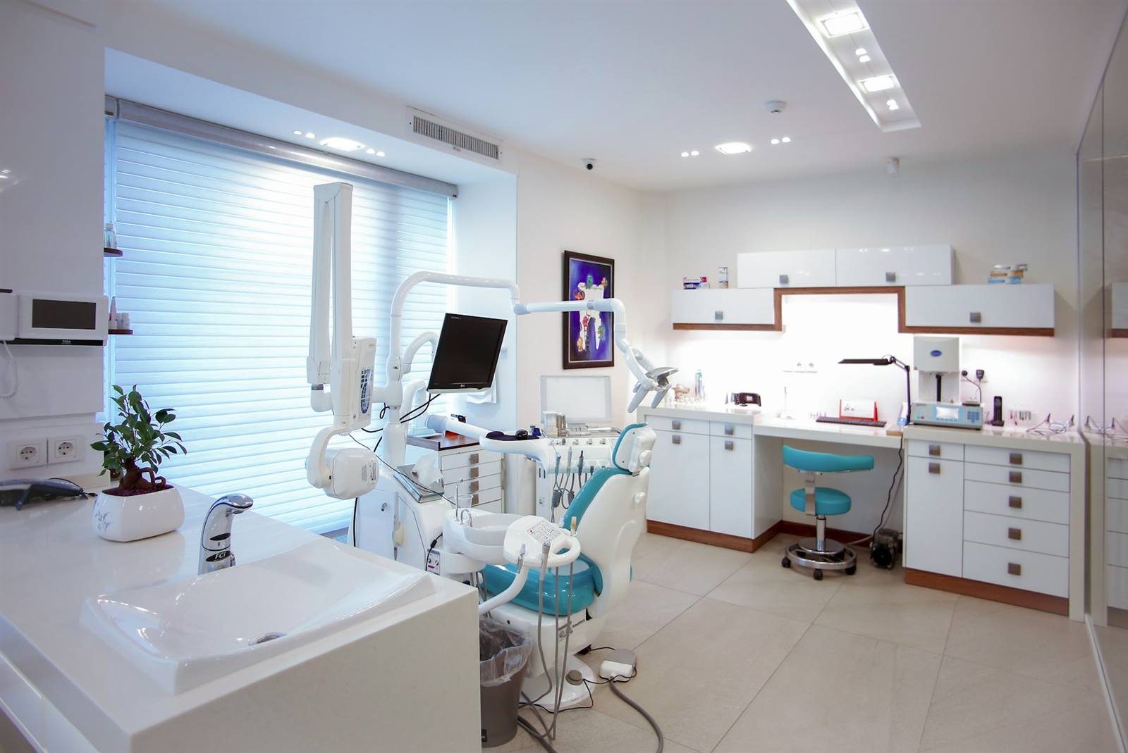 Consultorio dental moderno y luminoso de Alba Dental Studio