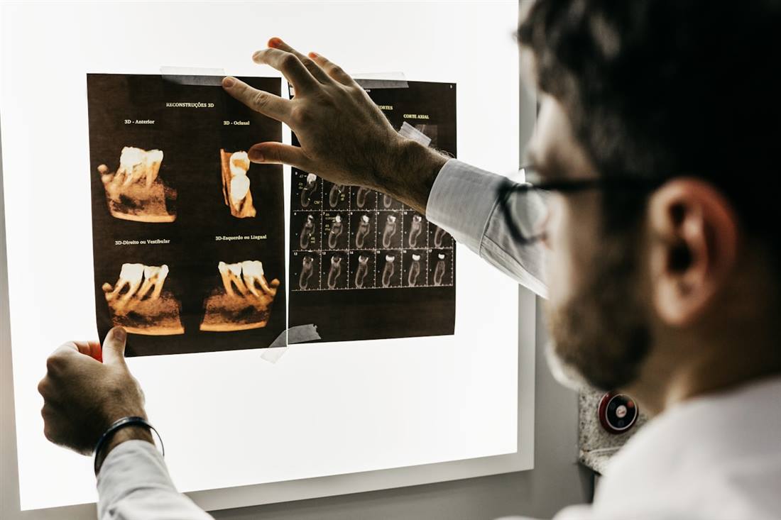 Dentista analizando radiografías dentales